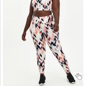 BNWT TORRID FULL LENGTH ACTIVE LEGGING - ARROW PRINT PINK SIZE 5